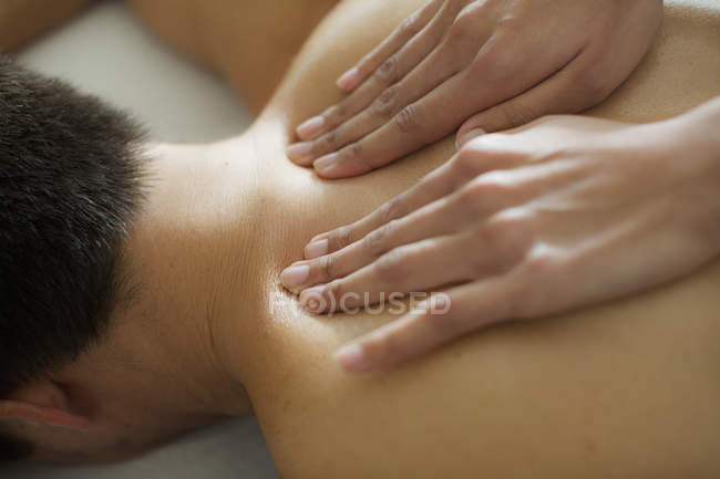 Мужчина получает массаж в помещении — стоковое фото