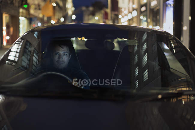 Porträt Mann, der nachts Auto fährt — Stockfoto