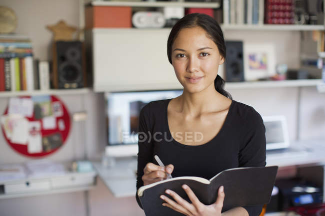 Retrato confiado joven mujer que trabaja en casa oficina - foto de stock