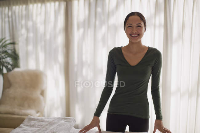Retrato confiado masajista femenina - foto de stock