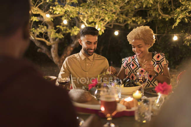 Casal desfrutando jantar jardim festa — Fotografia de Stock