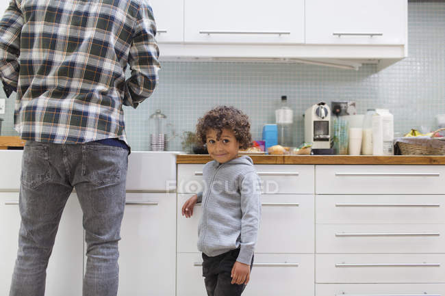 Ritratto carino ragazzo in cucina con padre — Foto stock