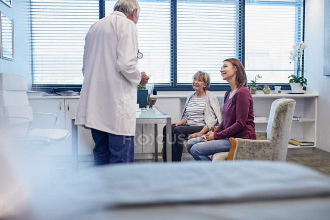 Dottore parlando con le donne in ambulatorio medici studio — Foto stock