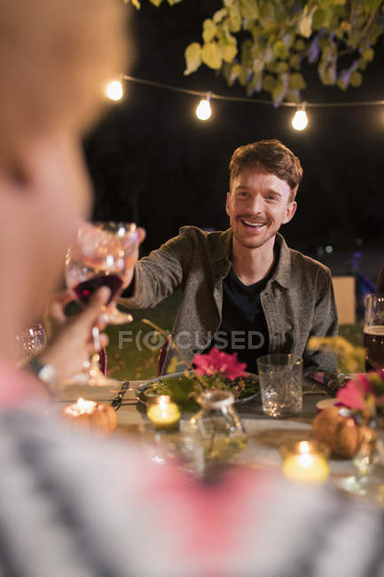 Felice uomo brindare bicchiere di vino a cena festa in giardino — Foto stock