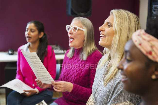 Chorale de femmes chantant en studio d'enregistrement de musique — Photo de stock