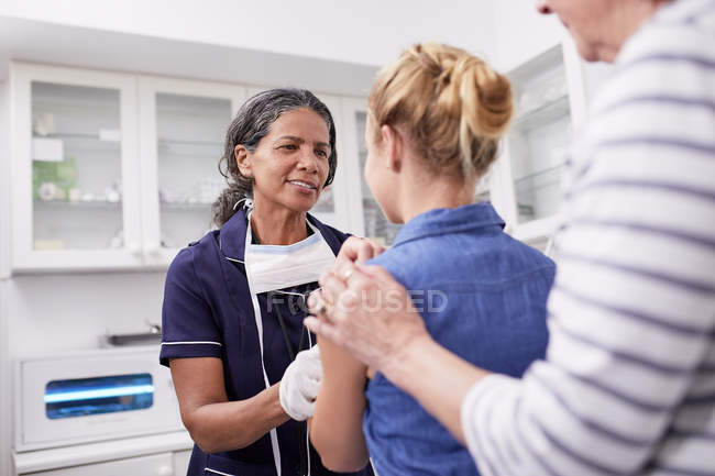 Pédiatre femme examinant une patiente en salle d'examen clinique — Photo de stock
