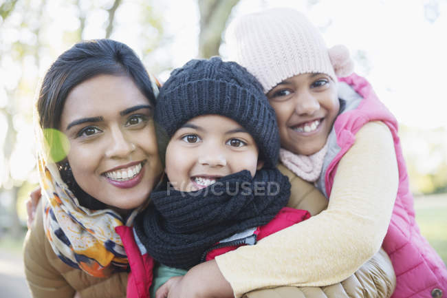 Retrato feliz madre y niños abrazándose - foto de stock