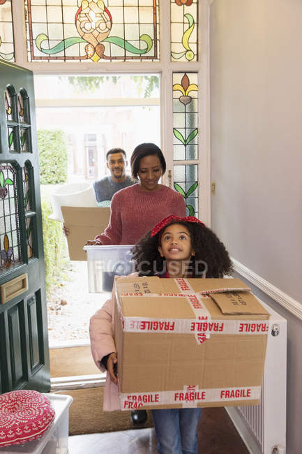 Familia feliz mudándose a casa nueva - foto de stock