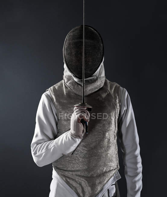 Ritratto uomo in uniforme di recinzione e maschera — Foto stock