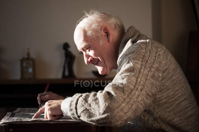 Anziano uomo lettura giornale — Foto stock