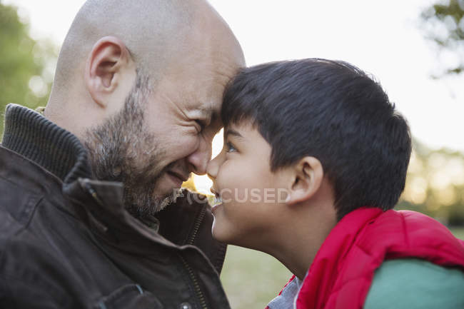 Zärtlicher Vater und Sohn reiben sich die Nasen — Stockfoto