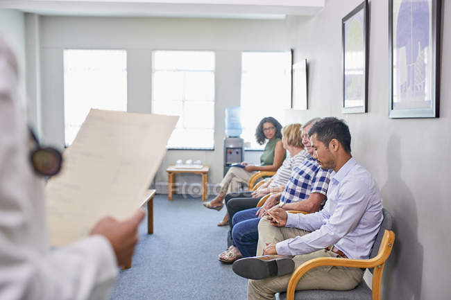 Pazienti in attesa in sala d'attesa clinica — Foto stock