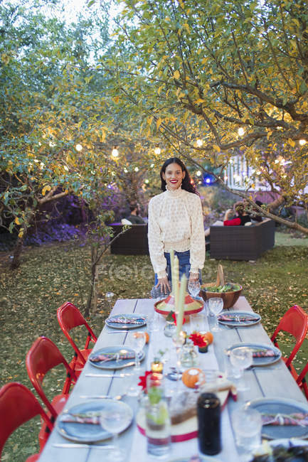 Retrato mulher confiante que hospeda jantar jardim festa — Fotografia de Stock
