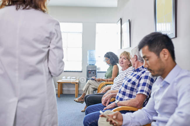 Patients en attente dans la salle d'attente clinique — Photo de stock