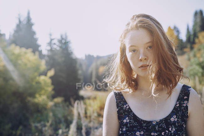 Feliz joven mujer disfrutando de las montañas y el bosque - foto de stock