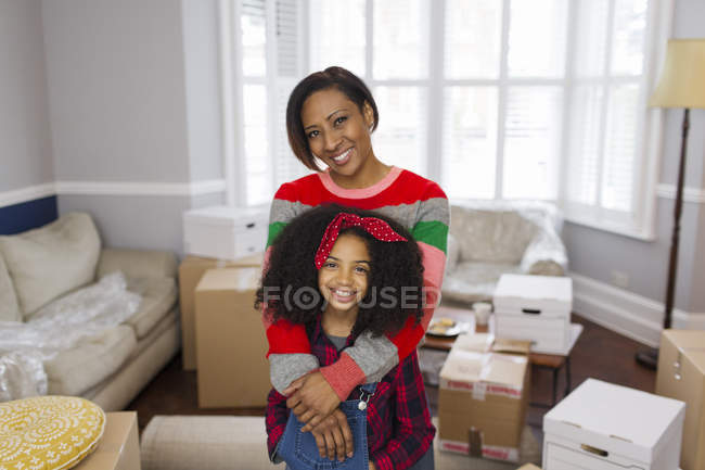 Retrato feliz madre e hija mudanza casa - foto de stock