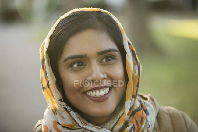 Retrato sonriente, mujer musulmana feliz usando hijab - foto de stock