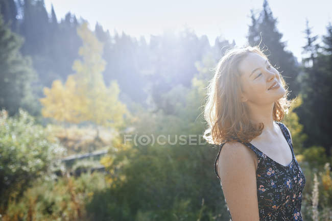 Щаслива молода жінка насолоджується горами та лісом — стокове фото