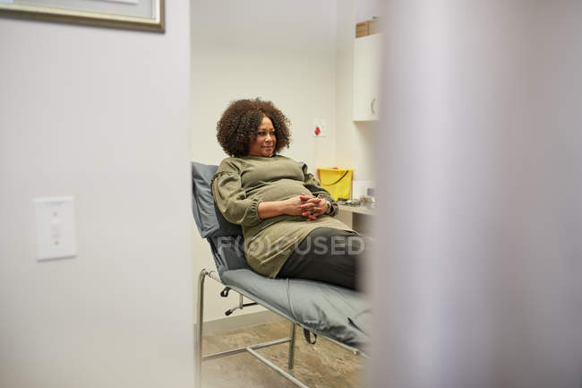 Patiente en attente en salle d'examen clinique — Photo de stock