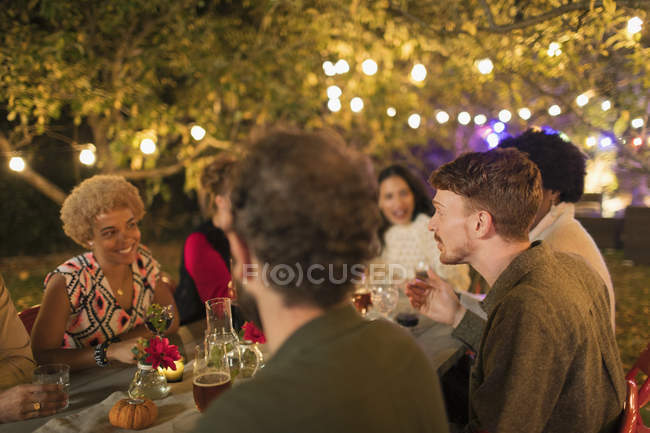 Freunde genießen Abendessen Gartenparty — Stockfoto