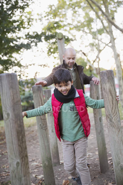 Padre e hijo jugando en el parque - foto de stock