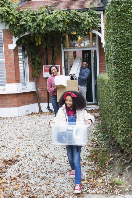Family moving out of house — Stock Photo