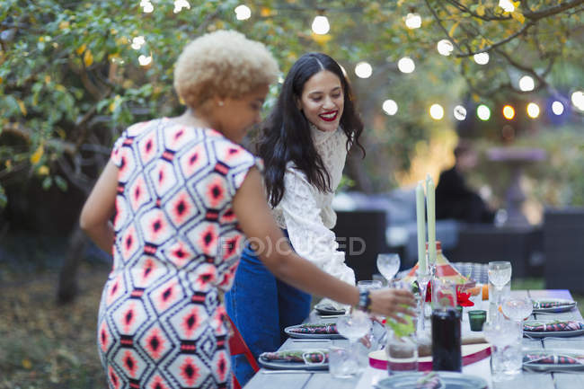 Mulheres amigos definindo mesa para jantar jardim festa — Fotografia de Stock