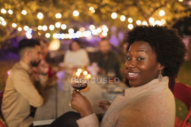 Retrato mulher feliz beber vinho, desfrutar de jantar jardim festa — Fotografia de Stock