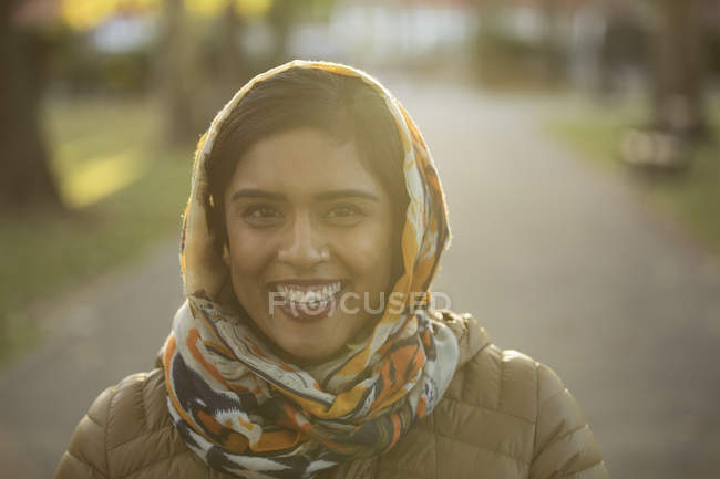 Retrato sonriente, mujer musulmana confiada usando hijab en el parque - foto de stock