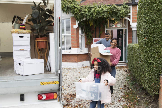 Famille déménagement hors de la maison, chargement fourgon de déménagement dans l'allée — Photo de stock