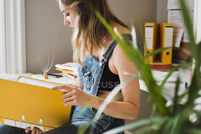 Young female college student with binder studying — Stock Photo