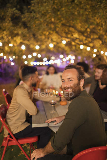 Retrato feliz homem aproveitando jantar jardim festa — Fotografia de Stock