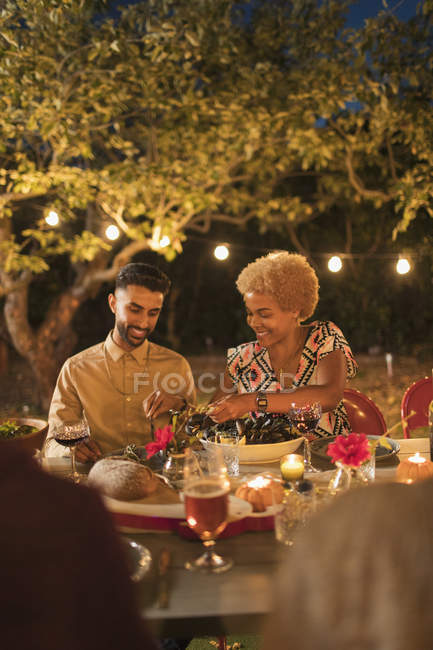 Couple appréciant dîner garden party — Photo de stock