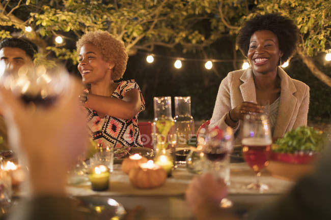 Щасливі друзі насолоджуються вечерею садової вечірки — стокове фото