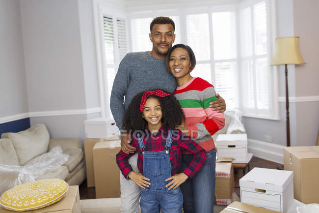 Retrato feliz família movendo casa — Fotografia de Stock