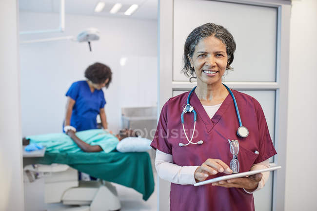 Ritratto medico donna fiduciosa che lavora in clinica — Foto stock