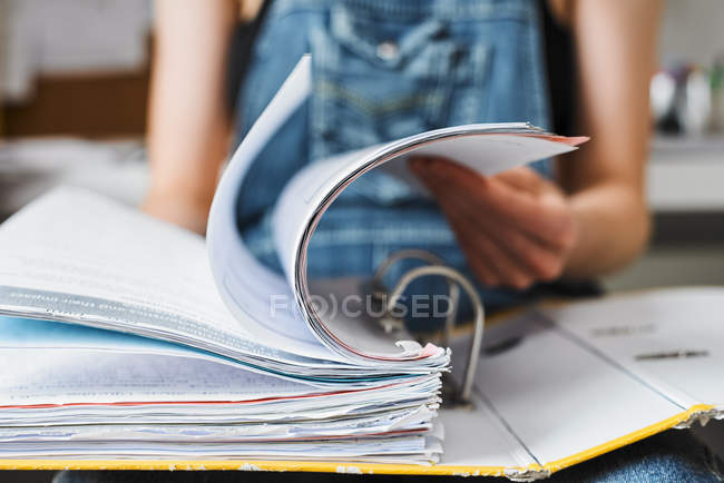 Studentin studiert, schaut durch Ordner — Stockfoto
