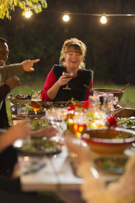 Mulher feliz rindo, desfrutando de jantar jardim festa com amigos — Fotografia de Stock