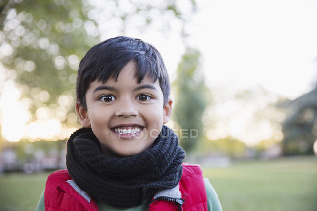 Portrait enthousiaste, mignon garçon dans le parc — Photo de stock