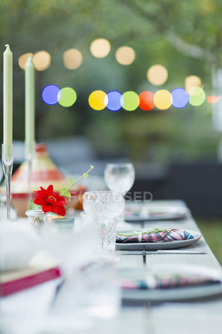 Параметри місця на обід садовий вечірній стіл — стокове фото
