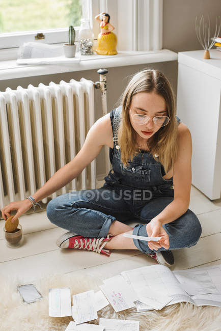 Young female college student studying with flash cards — Stock Photo