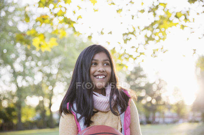 Chica sonriente en el parque de otoño - foto de stock