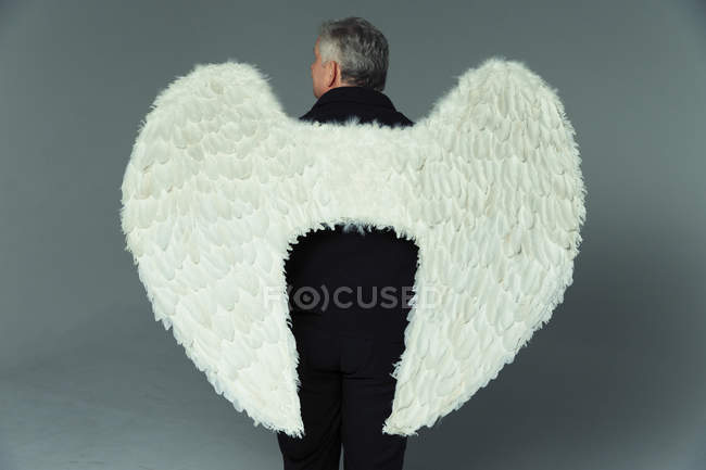 Vista trasera del hombre Sereno con alas de ángel - foto de stock