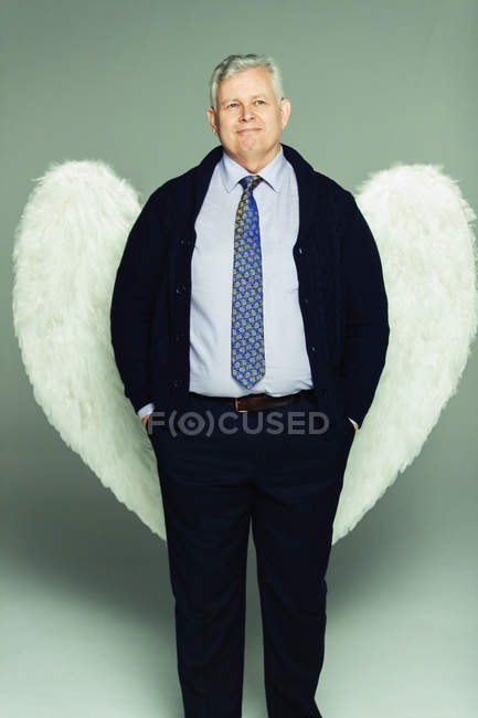 Portrait homme d'affaires souriant portant des ailes d'ange — Photo de stock