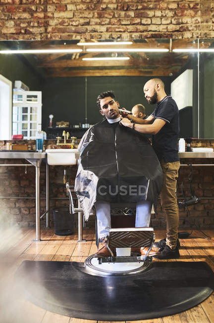 Männlicher Friseur rasiert Gesicht einer Kundin im Friseurladen — Stockfoto