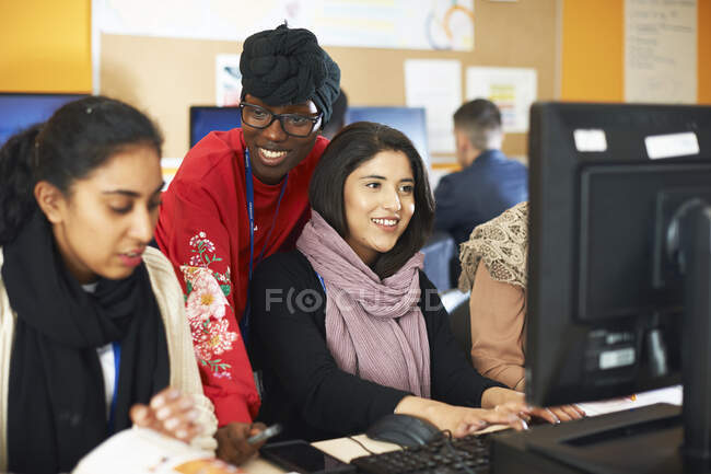 Estudantes universitárias usando computadores no laboratório de informática — Fotografia de Stock