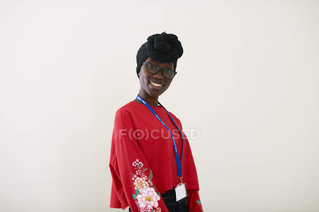 Portrait confiant jeune femme portant le foulard dhuku — Photo de stock
