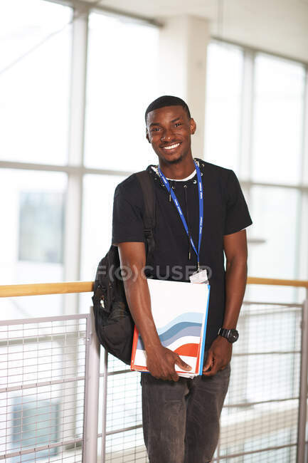 Retrato confiante jovem estudante universitário masculino — Fotografia de Stock