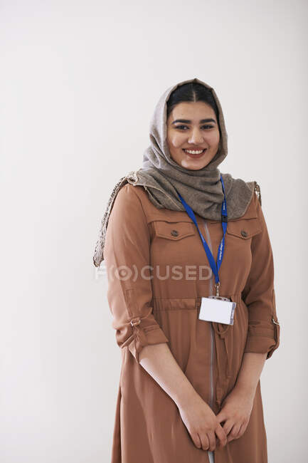 Портретна впевнена дівчина підліткового віку в хіджабі — стокове фото