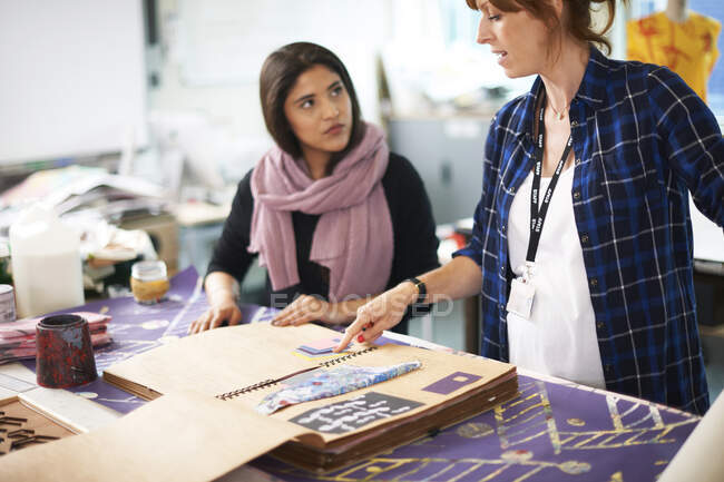Female art students in art studio — Stock Photo